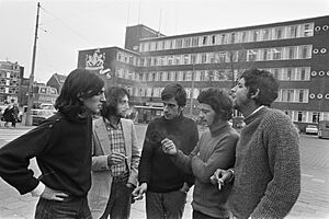 Archivo:Portugese deserteurs voor hoofdbureau Politie Amsterdam opdracht Het Vrije Volk, Bestanddeelnr 922-9517