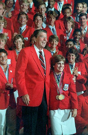 Archivo:President Ronald Reagan with Mary Lou Retton and the 1984 United States Olympic team