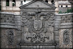 Archivo:Puerta de Bisagra Escudo