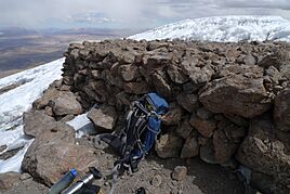 Archivo:Ruins at the top of Capurata
