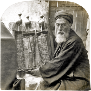 Archivo:Samaritan High Priest and Old Pentateuch, 1905