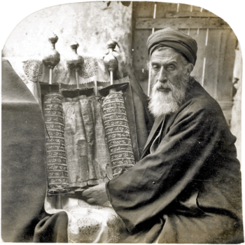 Archivo:Samaritan High Priest and Old Pentateuch, 1905