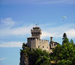 Archivo:Second Tower in San Marino and Paragliding