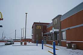 Archivo:Shiprock McDonalds, February 2019