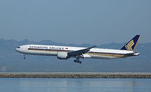 Archivo:Singapore Airlines B777-312ER (9V-SWK) landing at San Francisco International Airport