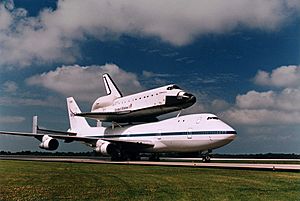 Archivo:Space Shuttle Transit