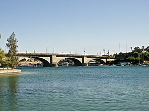 Archivo:The London Bridge in Lake Havasu City (27698161465)