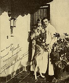 Archivo:Valentino at home with Natacha Rambova and their dog