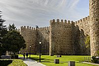Archivo:Walls of Ávila, lawn