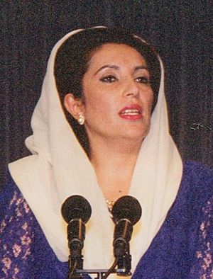 (Benazir Buttho) Rueda de prensa de Felipe González y la primera ministra de Paquistán. Pool Moncloa. 14 de septiembre de 1994 (cropped).jpeg