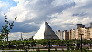 Archivo:Астана, Дворец мира и согласия - panoramio
