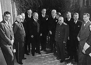 Archivo:Советские, американские и британские дипломаты во время Ялтинской конференции