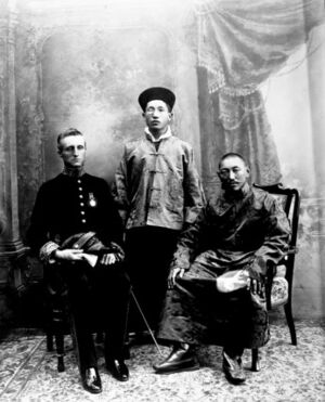Archivo:13th Dalai Lama, Sir Charles Bell and Maharaj Kumar Sidkeong Trul-ku