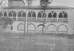 1922, Arquitectura civil española de los siglos I al XVIII, Tomo primero, Arquitectura privada, página 53 (cropped) Guadalupe, Granja de Valdefuentes, exterior.jpg