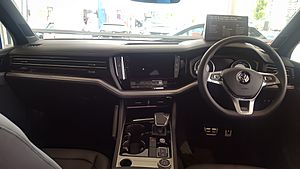 Archivo:2018 Volkswagen Touareg Interior