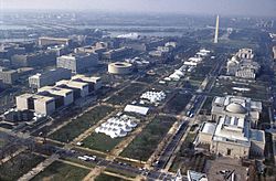 Archivo:Aerial Photography, William J. Clinton Presidential Inauguration, aerial Mall, (depicting area of NASM towards Washington Monument), TENTS