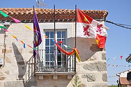Banderas en el edificio de la Asociación de Vecinos