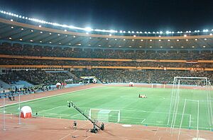 Archivo:Aleppo International Stadium, night view, 2009 (1)