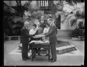 Archivo:American Red Cross receive albums showing work of children in schools of Bogota, Colombia. His excellency, Dr. Enrique Olaya, Minister of Colombia, presenting to Judge John Barton Payne, LCCN2016889460