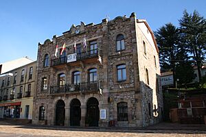 Archivo:Ayuntamiento de Barruelo de Santullan