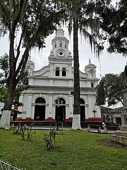 Basílica Menor de la Inmaculada Concepción, Salamina - fachada 02.jpg