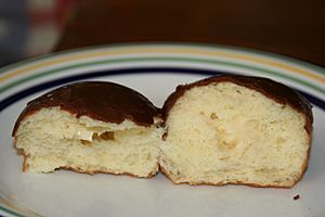 Archivo:Boston cream doughnut bisected