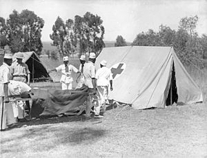 Archivo:British-Red-Cross-tends-wounded-in-Harar-142348313594