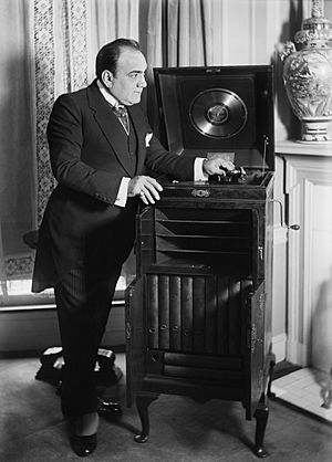 Archivo:Caruso with phonograph2