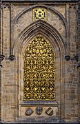 Cathedrale Saint-Guy Prague facade sud fenetre grille or