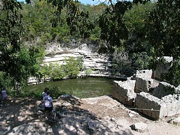 Archivo:Cenote Xtoloc en Chichén Itzá