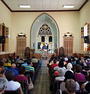 Archivo:Congregación en el servicio del culto en el interior de la I Iglesia Bautista de Manzanillo - Cuba