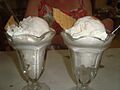 Copas de helado de leche merengada