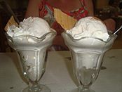 Copas de helado de leche merengada.jpg