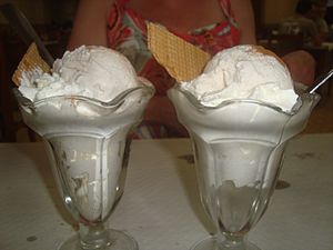 Archivo:Copas de helado de leche merengada