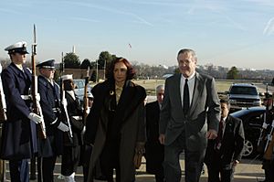 Archivo:Donald H. Rumsfeld escorts Ana de Palacio into the Pentagon on January 8, 2004