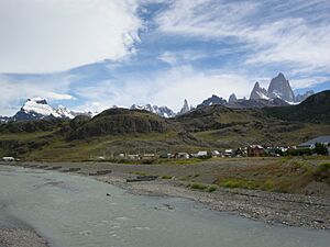 Archivo:El Chaltén - Fitz Roy massif - Río Fitz Roy
