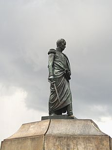 Archivo:Estatua de la plaza de Bolívar en Bogotá