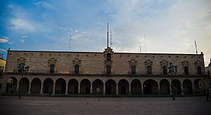 Archivo:Fachada principal Palacio de Zambrano