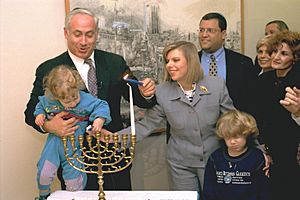 Archivo:Flickr - Government Press Office (GPO) - P.M. BENJAMIN NETANYAHU LIGHTING HANUKA CANDLES WITH HIS WIFE AND SONS