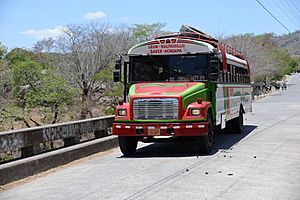 Archivo:Freightliner FS-65 as intercity bus (between León and Achuapa)