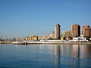 Archivo:Fuengirola Puerto 02