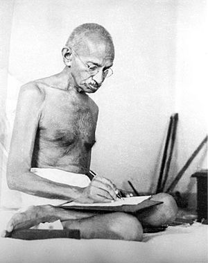 Archivo:Gandhi writing 1942