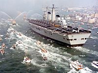 Archivo:HMS Invincible Returns From Falklands War