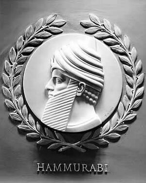 Archivo:Hammurabi bas-relief in the U.S. House of Representatives chamber