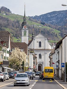 Archivo:Herrengasse mit Kirche St. Martin in Schwyz (2022)