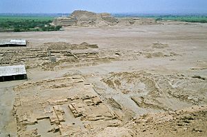 Archivo:Huacas del Sol y de la Luna archeological site