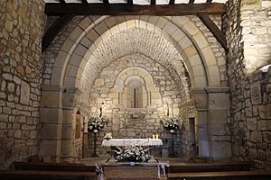 Archivo:Interior de la ermita de San Pelaio (Bakio)