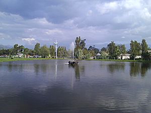 Laguna artificial en Conocoto.jpg