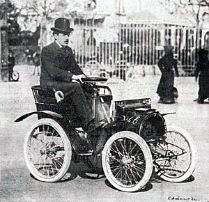 Archivo:Louis Renault with his first car