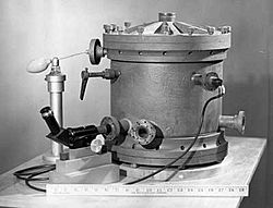 Archivo:Millikan’s oil-drop apparatus 1